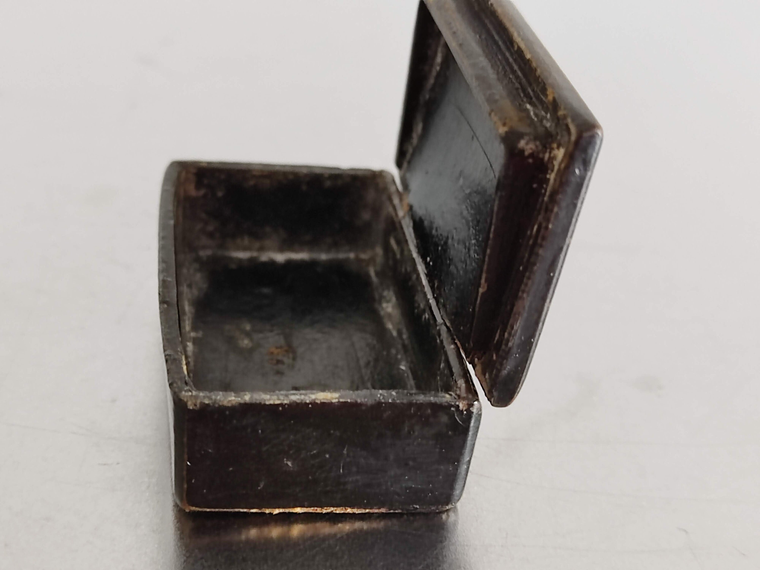 アンティーク 19 世紀 木製嗅ぎタバコ入れ 彫刻入り - Etsy 日本