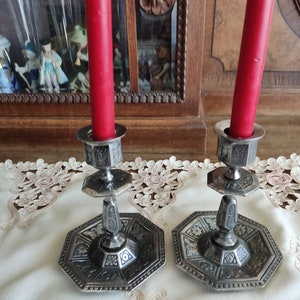 A pair of Standing Heavy (Cast Iron, Chrome Plated) Candle Holders on base in Art Nouveau. - Art Nouveau - cast iron chromed 1920s