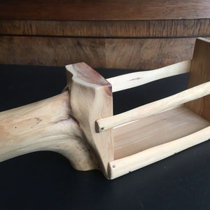 Vintage Handgemachte Holz Wacholder Wohnkultur Gewürzregal Serviettenhalter mit Messingnägeln Volkskunst Holzküchendekor Self Küchenaufbewahrung