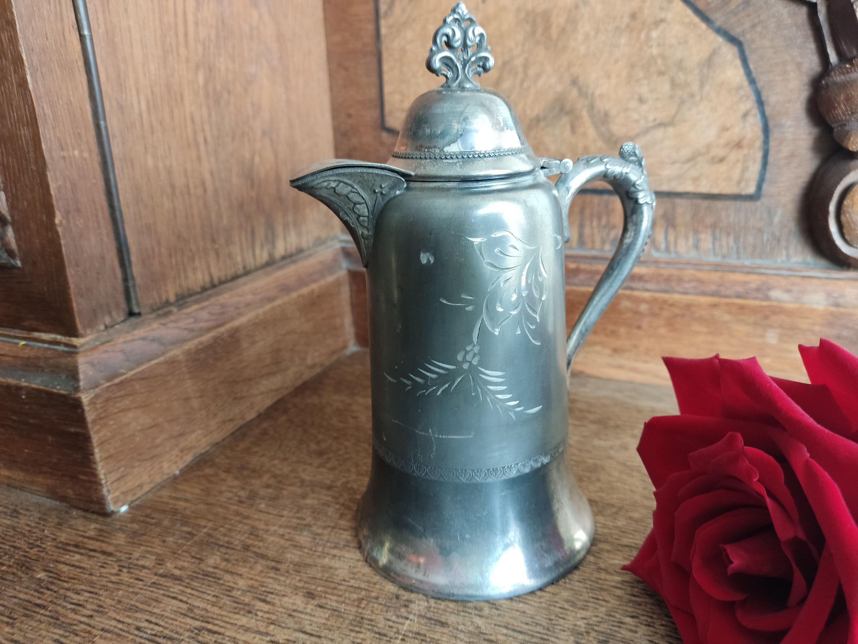 ☆a621、純銀製メッキ　ヨーロッパアンティーク　フラットヒーター食器ウォーマー Vintage New Amsterdam Silver Co. Quadruple Plate #850 Creamer
