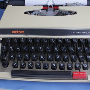 Portable VINTAGE Brother typewriter Japan Deluxe 662 TR boxed in working condition