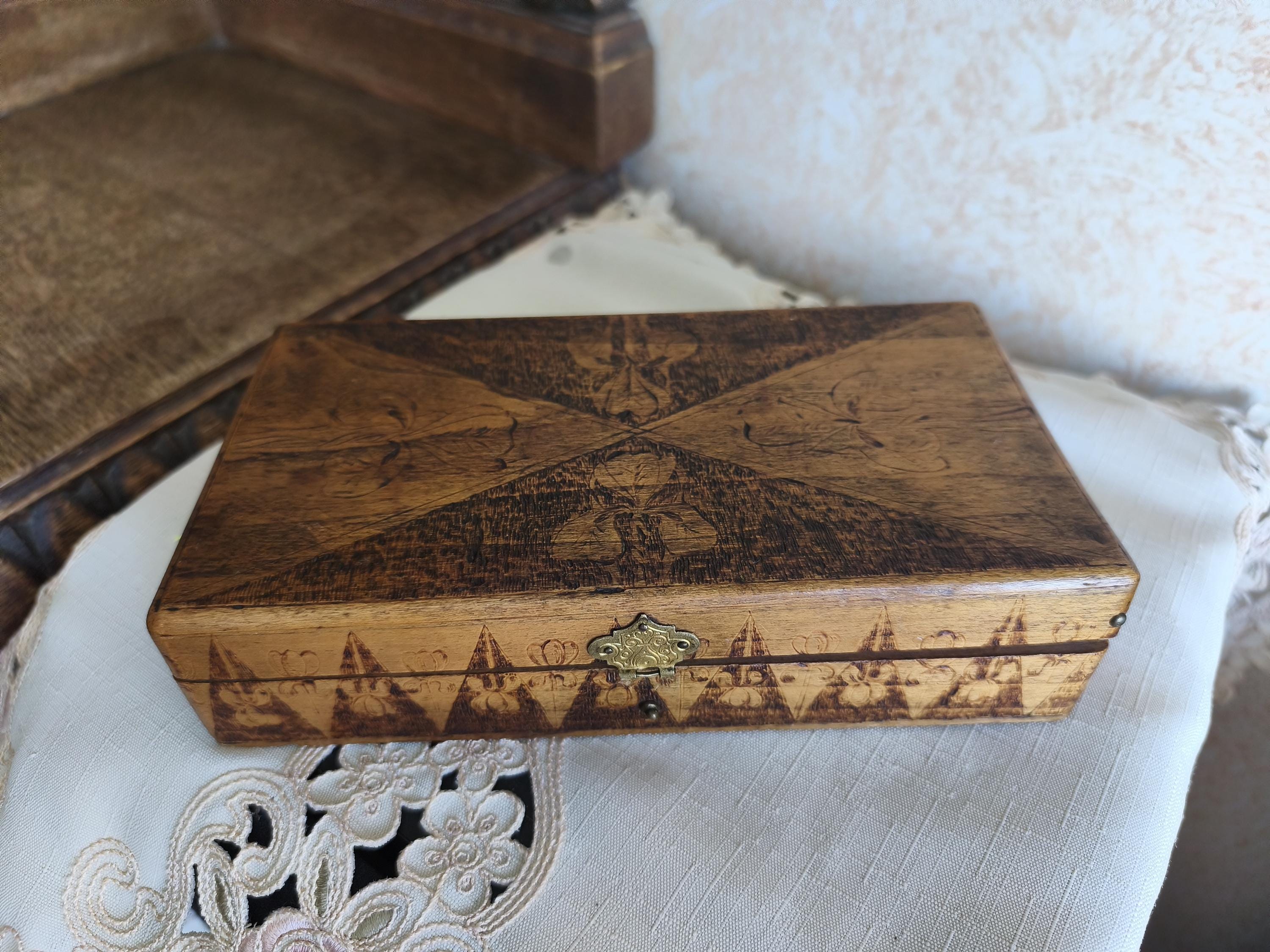 Broche Ancienne Ronde En Bois Avec Pyrogravure Et émaux - Occasion - Style Bohème Et Vintage - Pièce Unique