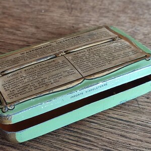 Caja de hojalata antigua para detector de marcas de agua de sellos que se utilizaba para revelar marcas de agua en sellos postales con gasolina en la década de 1940.