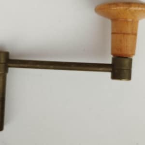 Puede incluir: Un juego de tres tazas de cerámica con acabado mate moteado. Las tazas son de color crema, gris claro y gris oscuro. Cada taza tiene un diseño simple y minimalista, ideal para café o té.