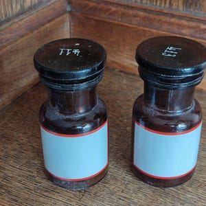 Frascos de boticario vintage de vidrio ámbar con tapón: tarros de farmacia antiguos de la década de 1950