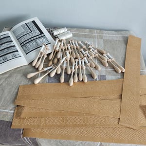Set vintage 32-dlg. Zweedse houten kantklossen / patronen geprikte kaartsjabloon / tutorial Zweden kantklossen 1958