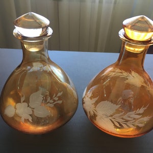 Zestaw Vintage Rosyjski (?) Irysowy Grawerowane Motywy kwiatowe Karafka Połowa wieku Szkło bursztynowe Luster Karafka Dmuchane szkło Karafka do likieru