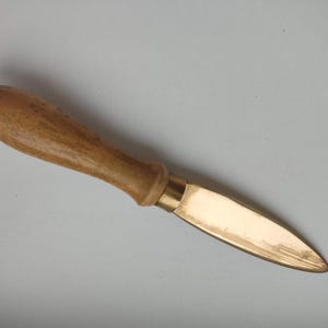 Abrecartas con mango de madera bañado en latón / Uso escolar, doméstico y de oficina 22 cm (L) / Abrecartas hecho a mano de los años 50