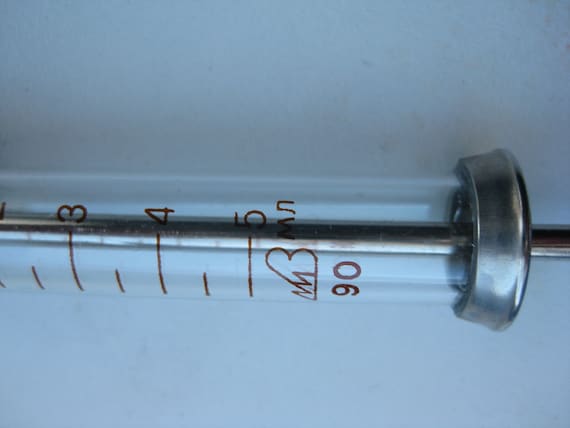 1990 年製ヴィンテージ ソビエト - ロシア製ガラス注射器 5 ml、針 2