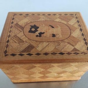 Scatola dispenser per sigarette Scottie Dog vintage in legno con intarsio, souvenir, Svezia, anni '50