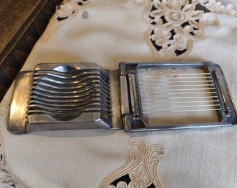 Vintage Aluminum Wire Egg Slicer Retro Kitchen Tool Mid Century Metal Slicer for Eggs Mushrooms Fruit Collectible Kitchen Decor
