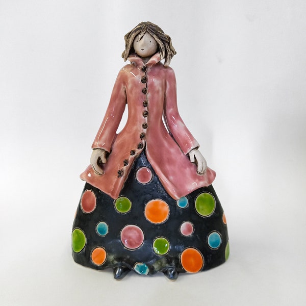 Mädchen im Polka Dot Kleid, Keramikskulptur, Kunstskulptur, Tonfigurine, Keramikfigur, Kunstkeramik, Keramikmädchen, polka dot