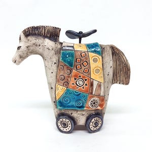 Der geflügelte Reisende, Buntes Keramikpferd auf Rädern - Wunderliche handgefertigte Kunstfigur, Patchworkmuster, einzigartiges Geschenk für Kunstliebhaber