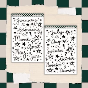 Pode incluir: Duas folhas de adesivos brancos com os meses do ano em escrita cursiva preta, decoradas com estrelas, pontos de exclamação e outros símbolos. As folhas estão sobre um fundo texturizado esbranquiçado.