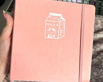 Jordgubbsmjölk och ko, fyrkantig prickig rutnätsjournal | 160 gsm anteckningsbok