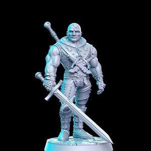 Może przedstawiać: Szara, 3D-drukowana miniatura wojownika z mieczem i łysą głową. Figurka stoi na okrągłej podstawie.