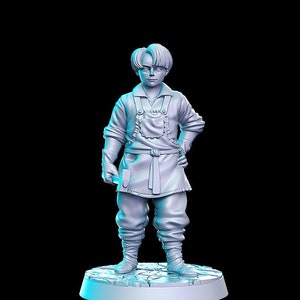 Puede incluir: Una figura blanca impresa en 3D de una persona que lleva una túnica y sostiene un objeto pequeño. La figura está de pie sobre una base circular.