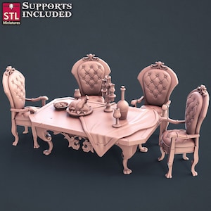 Op de afbeelding: Een 3D-geprint model van een eettafelset met vier stoelen, een tafelkleed, een geroosterde kip, een kom met fruit, een fles wijn en een kandelaar. De set is gemaakt in een lichtroze kleur.