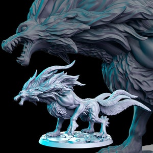 Könnte beinhalten: Ein detailliertes 3D-gedrucktes Modell einer mythischen Kreatur mit einem wolfartigen Kopf, gefiederten Flügeln und einer langen, fließenden Mähne. Die Kreatur ist in einer knurrenden Pose mit offenem Maul und sichtbaren Zähnen dargestellt.