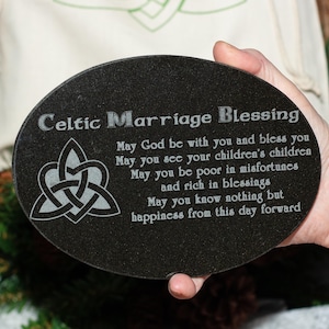 Recuerdo ovalado de granito negro grabado con bendición de boda celta de 5 x 7 pulgadas