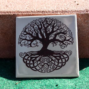 Carrelage céramique Yggdrasil : art de la mythologie nordique avec symboles, créatures et arbre du monde