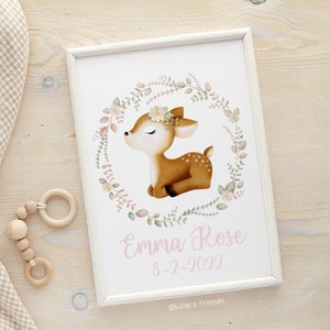 Pu&ograve; includere: Una stampa incorniciata bianca con un'illustrazione ad acquerello di un cerbiatto con gli occhi chiusi circondato da una ghirlanda di fiori. Il testo "Emma Rose 8-2-2022 @katie's friends" &egrave; stampato sotto il cerbiatto.