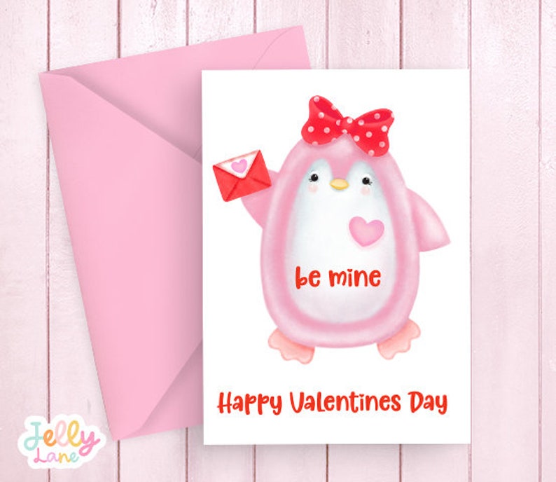 Op de afbeelding: Een roze pingu&iuml;n met een rode strik houdt een rode envelop vast met een roze hart. De pingu&iuml;n staat op een witte kaart met de tekst "be mine" en "Happy Valentines Day".