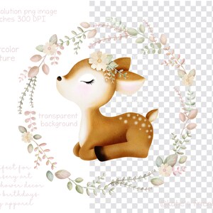 Pu&ograve; includere: Un'illustrazione ad acquerello di un cerbiatto con gli occhi chiusi, seduto in una ghirlanda di fiori rosa e verdi. Il cerbiatto ha una pelliccia marrone con macchie bianche e una corona di fiori bianchi. Lo sfondo &egrave; trasparente.