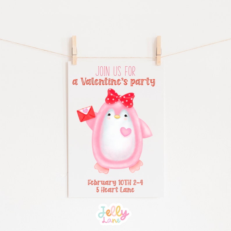 Op de afbeelding: Een roze pingu&iuml;n met een rode strik en een rode envelop met een hart erop. De pingu&iuml;n houdt de envelop in zijn rechtervleugel. De tekst op de uitnodiging luidt "Join us for a Valentine's party, February 10th 2-4, 5 Heart Lane, Jelly Lane".