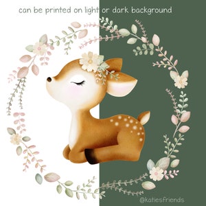 Pu&ograve; includere: Un'illustrazione ad acquerello di un cerbiatto con gli occhi chiusi che indossa una corona di fiori. Il cerbiatto &egrave; circondato da una ghirlanda di foglie verdi e fiori rosa. Il testo "can be printed on light or dark background" &egrave; nella parte superiore dell'immagine. Il testo "@katiesfriends" &egrave; nella parte inferiore dell'immagine.
