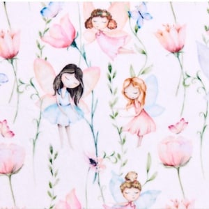 Op de afbeelding: Een grillig patroon met feeën, vlinders en bloemen in zachte pastelkleuren. De feeën worden afgebeeld met delicate vleugels en jurken, te midden van roze en perzikbloesems en blauwe vlinders op een witte achtergrond.