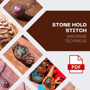 Puede incluir: Un patrón PDF descargable para una técnica de macramé llamada Stone Hold Stitch. La imagen muestra varios ejemplos de joyas de macramé con diferentes piedras y colores. El texto "STONE HOLD STITCH MACRAMÉ TECHNIQUE PDF" se muestra en la imagen.