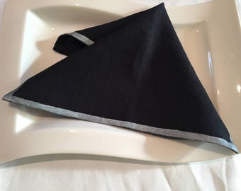 Handgjorda svarta linneservetter med metallisk silverkant