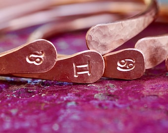 Brazalete de cobre grueso con grabado del zodiaco / Pulseras con signos del zodiaco / Brazaletes ajustables y personalizables / Regalo de cumpleaños