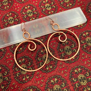 Boucles d&#39;oreilles martelées en cuivre | Créoles en cuivre | Pendantes d&#39;oreilles | Boucles d&#39;oreilles spirales | Grandes créoles | Boucles d&#39;oreilles rondes