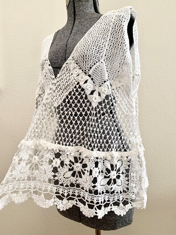 Copricostume tutto realizzato a mano all'uncinetto, colore bianco