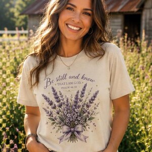 Sei immer noch und weiß, Lavendel Blumenstrauß T-Shirt | Christliche Schrift Tee