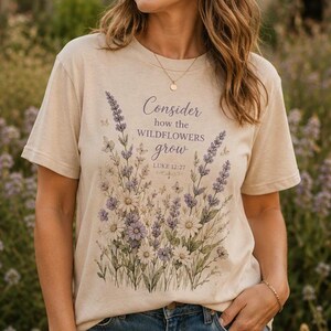 Camiseta Floral com Versículo Bíblico | Que tudo o que você fizer seja feito com amor