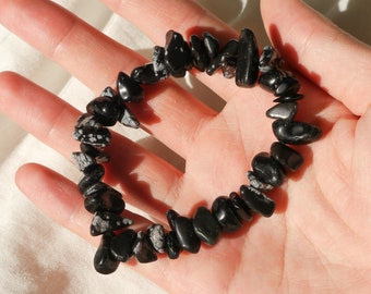 Bracelet de pierres précieuses copeaux de ruban d'obsidienne • élastique, véritable pierre précieuse marbrée noire