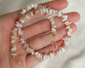 Natural stone off-white choker necklace • silver-plated/golden clasp, with simple beige stone chips