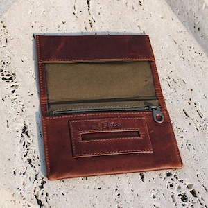 Tobacco pouch in light brown leather with magnets