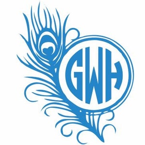 Może przedstawiać: Wzór niebieskiego pióra pawia z białym kołem zawierającym monogram "GWH" w kolorze niebieskim.
