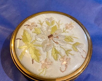 Margaret Rose powder compact