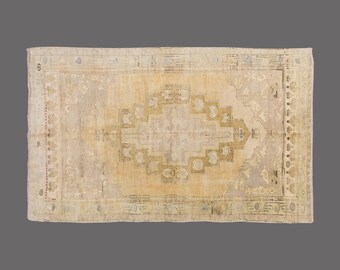 Vintage Turkish Konya Rug: 5x8 Hand-Knotted Wool Medallion