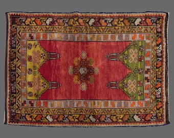 Vintage Turkish Konya Rug: Prayer Niche Design, 3x5 ft