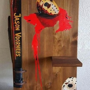 Expositor y estante de madera hecho a mano &quot;Jason Voorhees&quot; con machete de acero elástico pintado a mano con un motivo de Jason.
