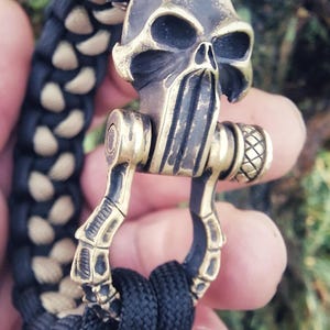 Paracord bracelet with high-quality Punisher skull clasp
