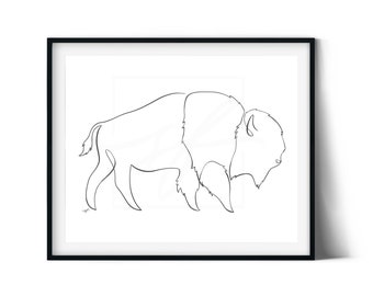 Può includere: Un disegno a linea di un bisonte, realizzato in nero su sfondo bianco. Il bisonte è raffigurato di profilo, con la testa girata di lato e le corna visibili.