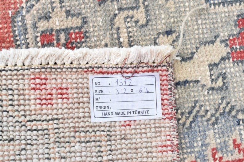 May include: Close-up of a rug label with the text "NO. : 1512", "SIZE : 3'2 x 6'4", "M&sup2; :", "ORIGIN: HAND MADE IN T&Uuml;RKİYE".