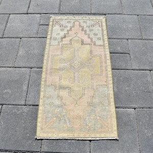 Tapis Oushak vintage en laine : paillasson turc rose (1&#39;7 x 3&#39;4 pi)